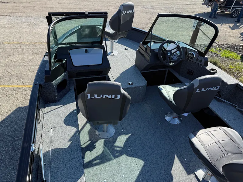 Slide: The Image of Lund 1800 Explorer Sport 2026 - 9