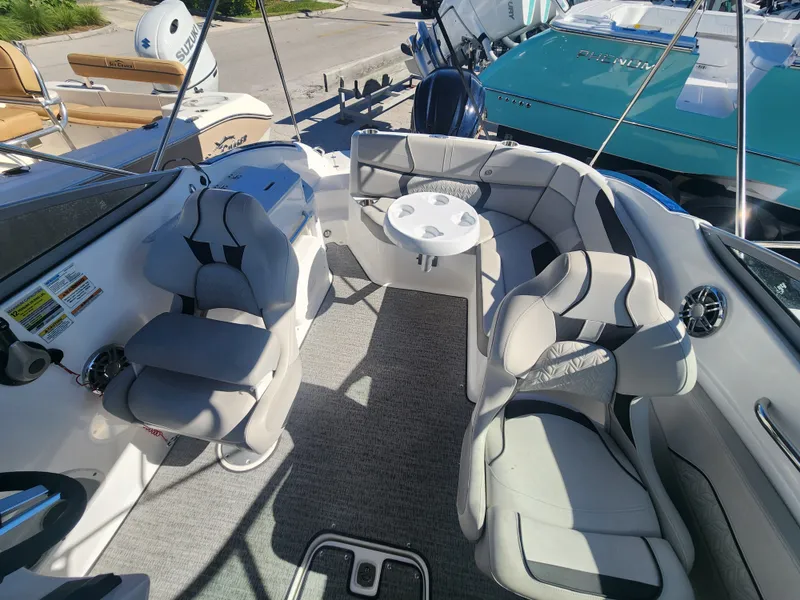 Slide: The Image of Hurricane 2400 SD 2021 - 6