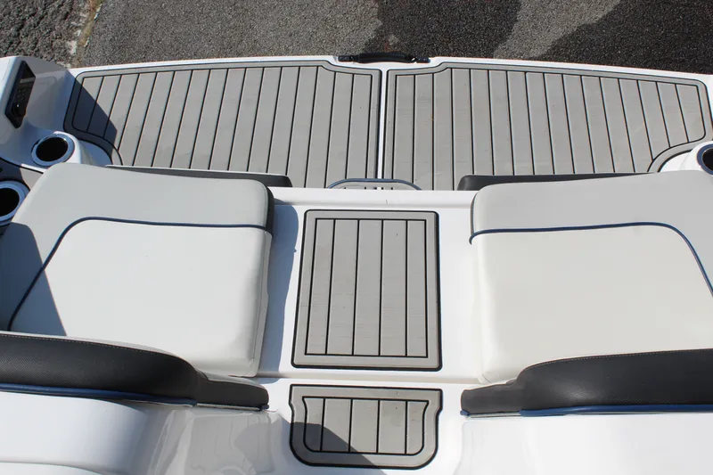 Slide: The Image of Yamaha 242 SE 2020 - 20