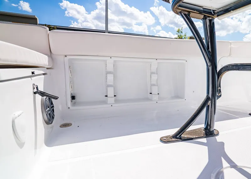 Slide: The Image of Sea Hunt Ultra 219 2026 - 20