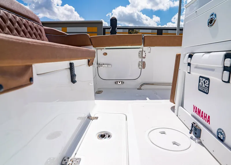 Slide: The Image of Sea Hunt Ultra 275 SE 2026 - 11