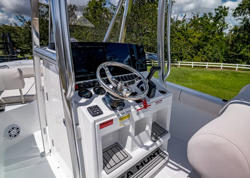 Slide: The Image of Sea Hunt Ultra 219 2026 - 10