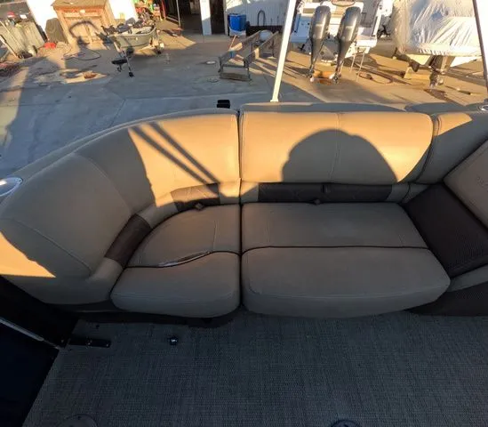 Slide: The Image of Regency 250 LE3 2020 - 14