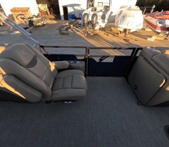 Slide: The Image of Regency 250 LE3 2020 - 23