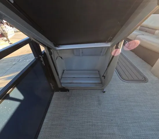 Slide: The Image of Regency 250 LE3 2020 - 24