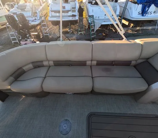 Slide: The Image of Regency 250 LE3 2020 - 28