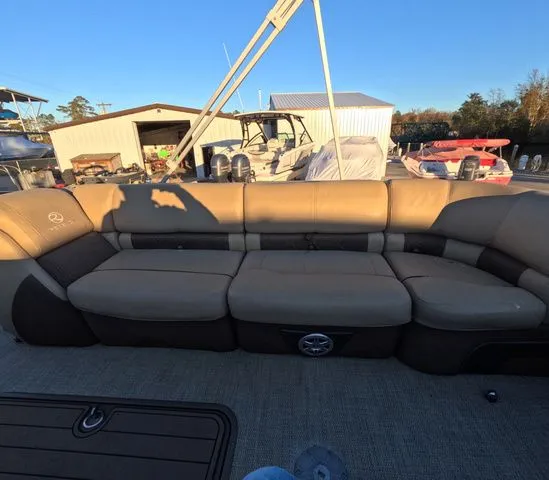 Slide: The Image of Regency 250 LE3 2020 - 38