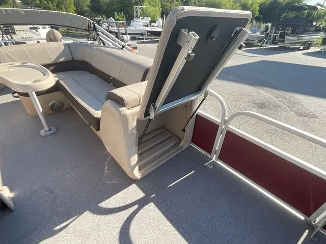 Slide: The Image of Sun Tracker Fishin' Barge 20 DLX 2018 - 11