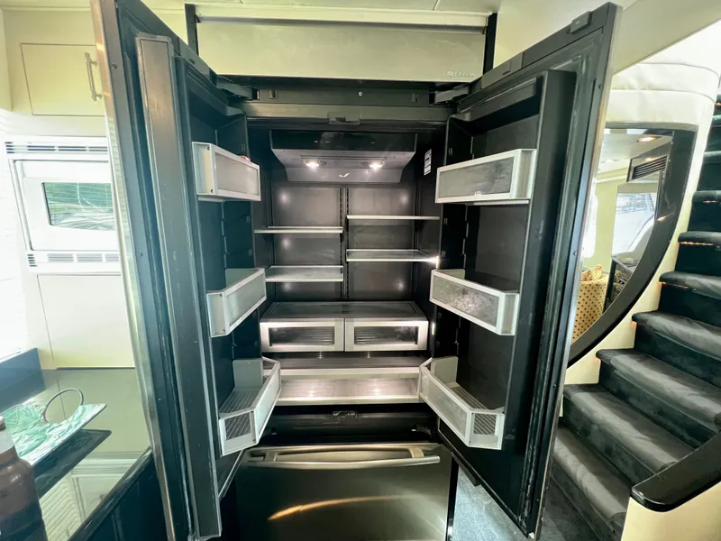 Slide: The Image of Hatteras 82 Convertible 1996 - 39