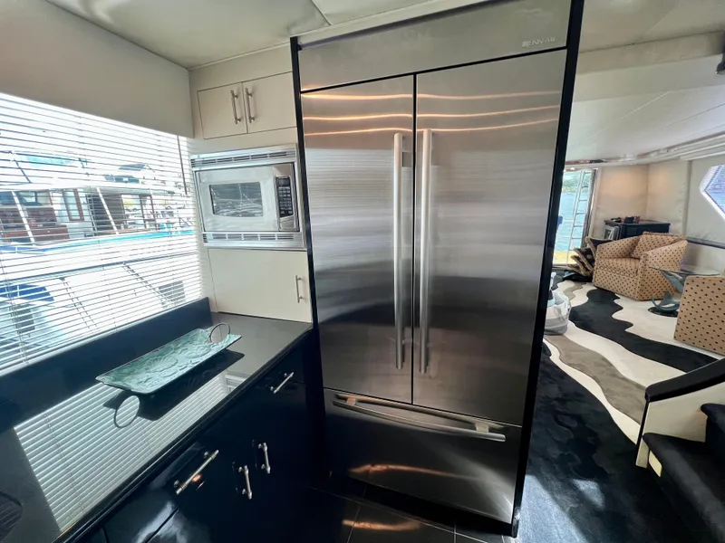 Slide: The Image of Hatteras 82 Convertible 1996 - 40