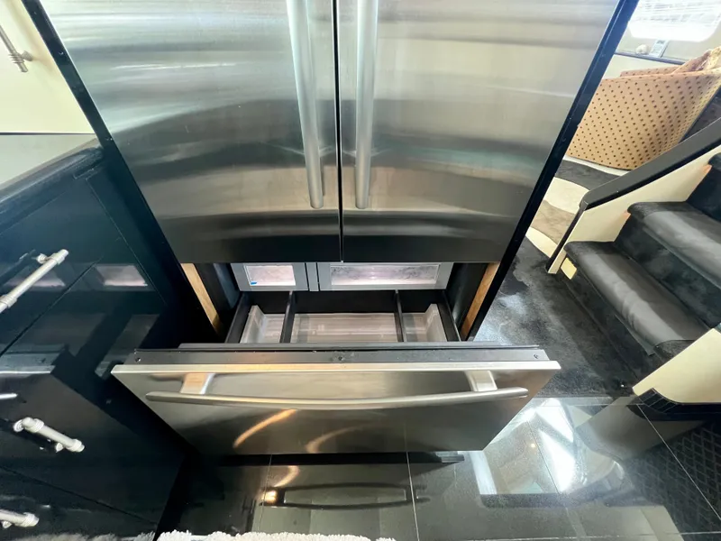 Slide: The Image of Hatteras 82 Convertible 1996 - 41