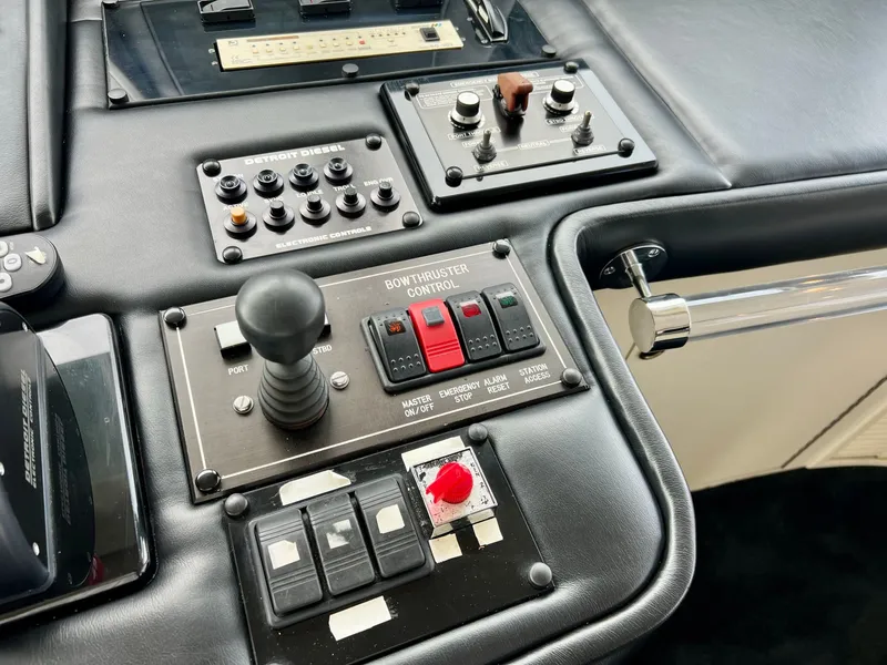 Slide: The Image of Hatteras 82 Convertible 1996 - 85