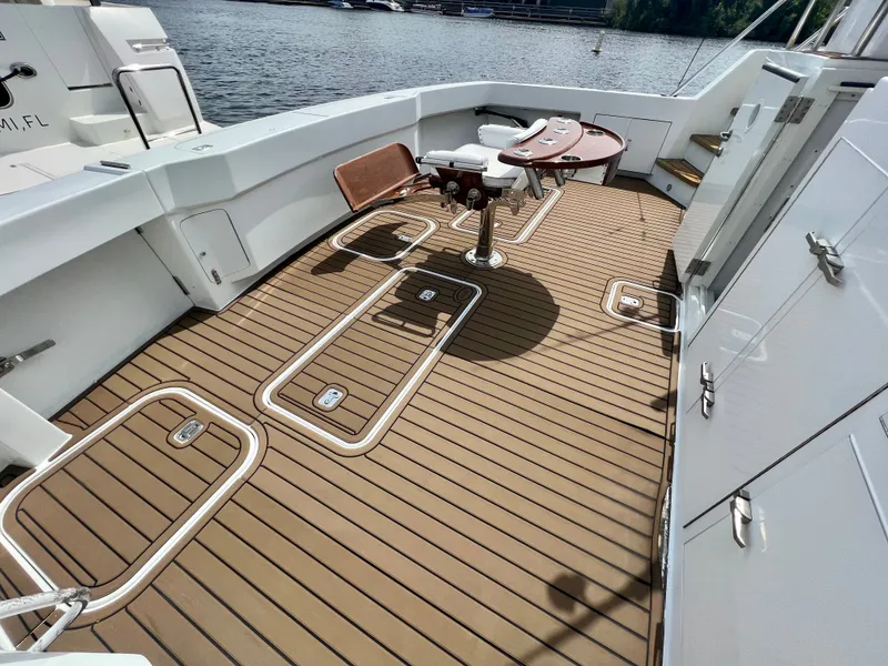 Slide: The Image of Hatteras 82 Convertible 1996 - 9