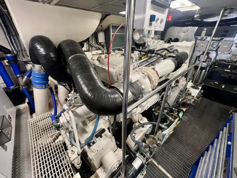 Slide: The Image of Hatteras 82 Convertible 1996 - 95