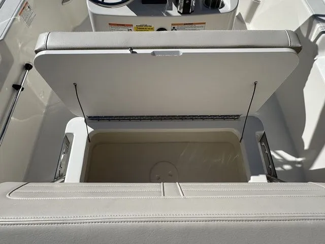 Slide: The Image of Boston Whaler 170 Montauk 2026 - 12