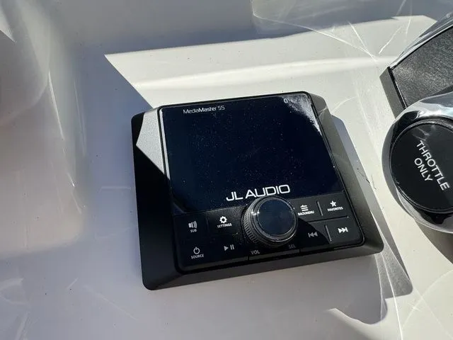 Slide: The Image of Boston Whaler 170 Montauk 2026 - 16