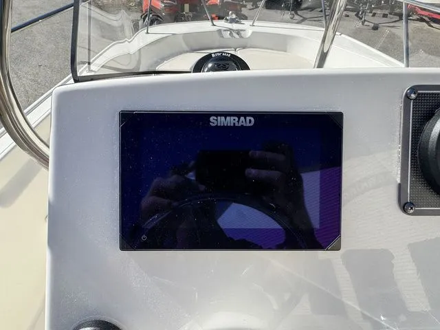 Slide: The Image of Boston Whaler 170 Montauk 2026 - 17