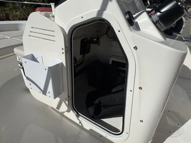 Slide: The Image of Boston Whaler 170 Montauk 2026 - 23
