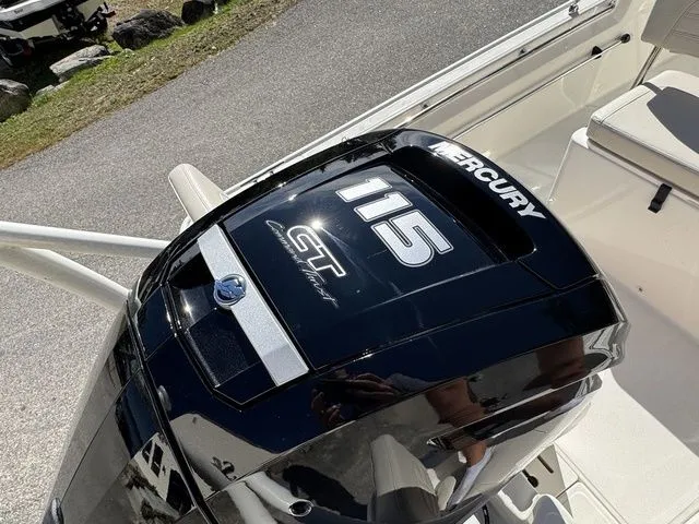 Slide: The Image of Boston Whaler 170 Montauk 2026 - 9