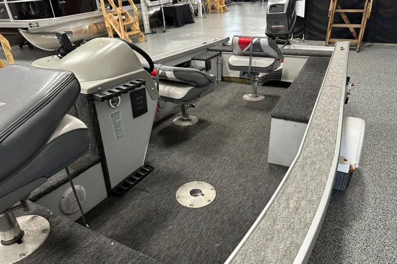 Slide: The Image of Fishfinder on 1994 Alumacraft Classic 165 CS boat, indoor showroom setting. - 10