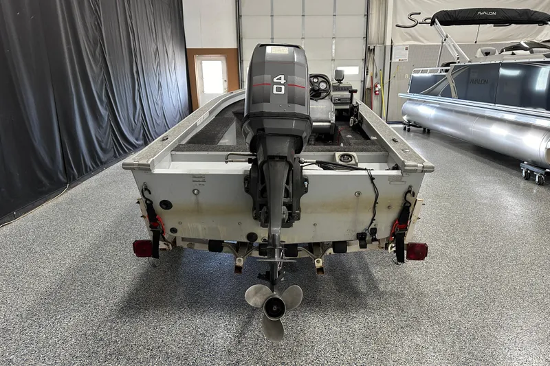 Slide: The Image of 1994 Alumacraft Classic 165 CS boat with Mariner 40 outboard motor in showroom. - 4