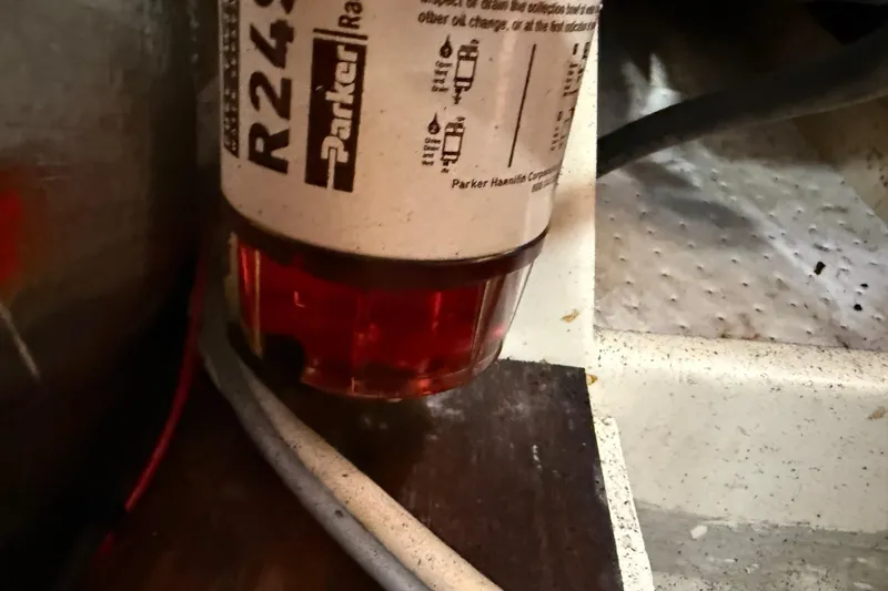 Slide: The Image of Fuel filter in a 1997 Tartan 3800 engine compartment, featuring Parker R24S model. - 88