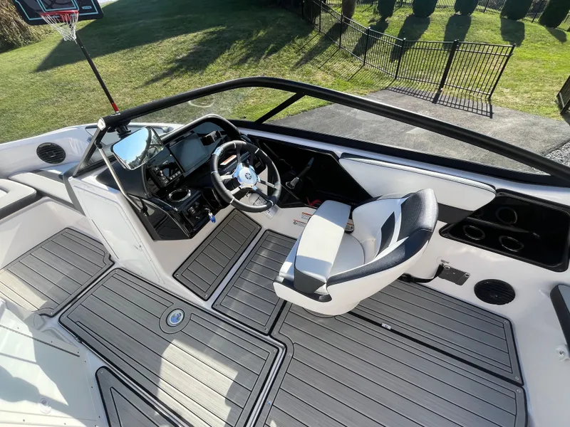 Slide: The Image of Yamaha 195S 2024 - 13