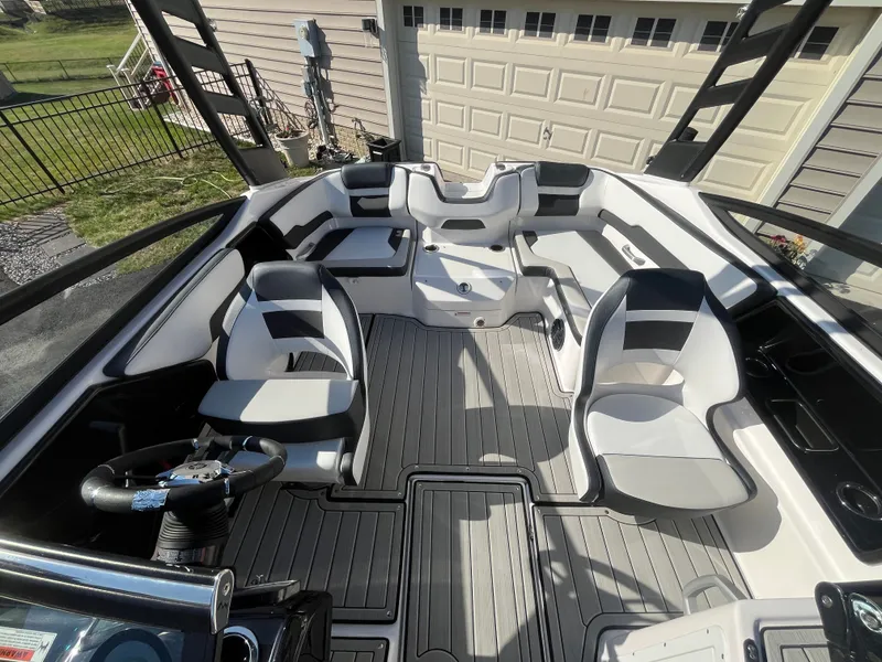 Slide: The Image of Yamaha 195S 2024 - 15