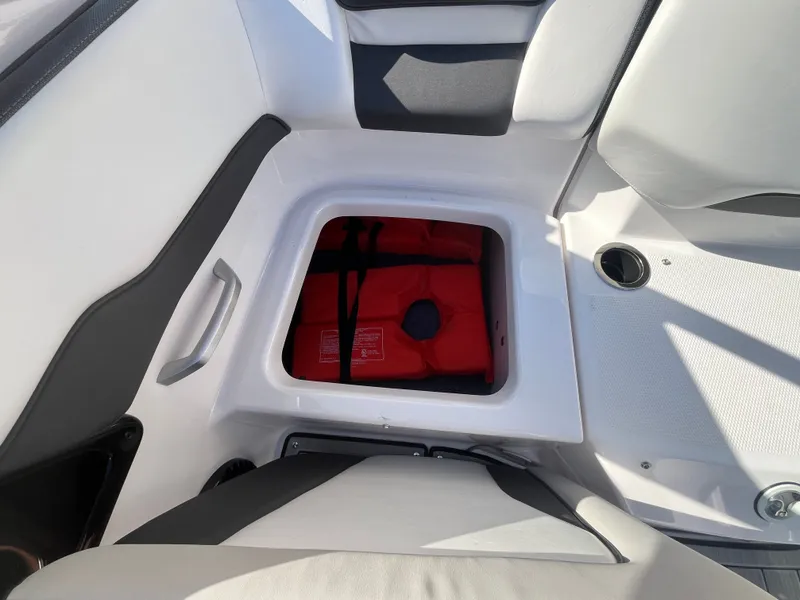 Slide: The Image of Yamaha 195S 2024 - 17