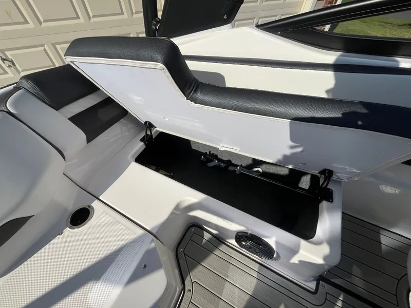 Slide: The Image of Yamaha 195S 2024 - 18