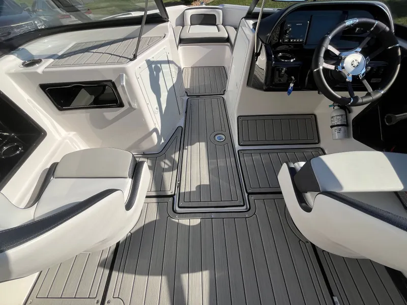 Slide: The Image of Yamaha 195S 2024 - 21