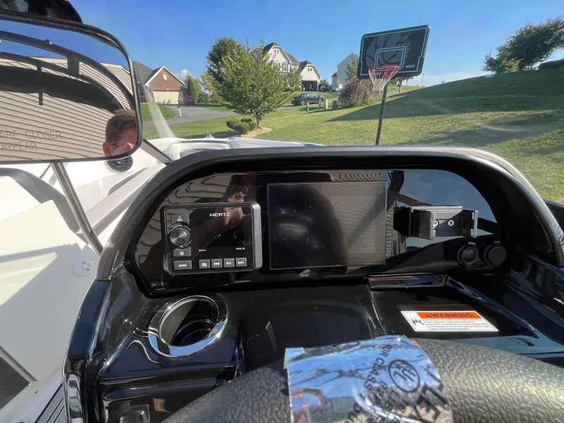 Slide: The Image of Yamaha 195S 2024 - 27