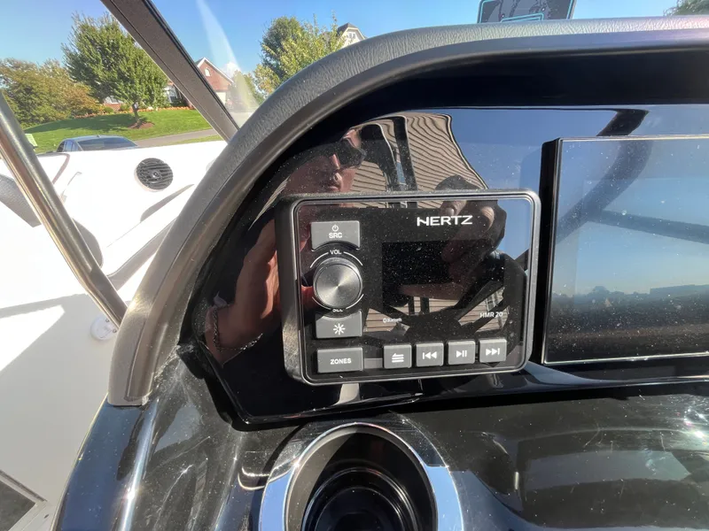 Slide: The Image of Yamaha 195S 2024 - 29