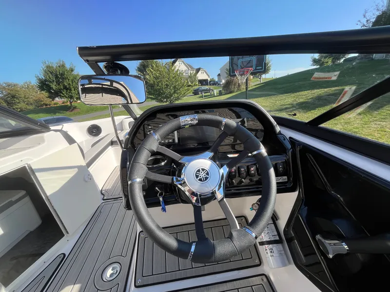 Slide: The Image of Yamaha 195S 2024 - 30