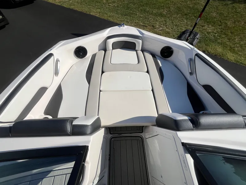 Slide: The Image of Yamaha 195S 2024 - 33