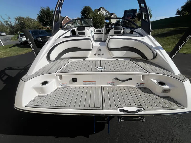 Slide: The Image of Yamaha 195S 2024 - 6