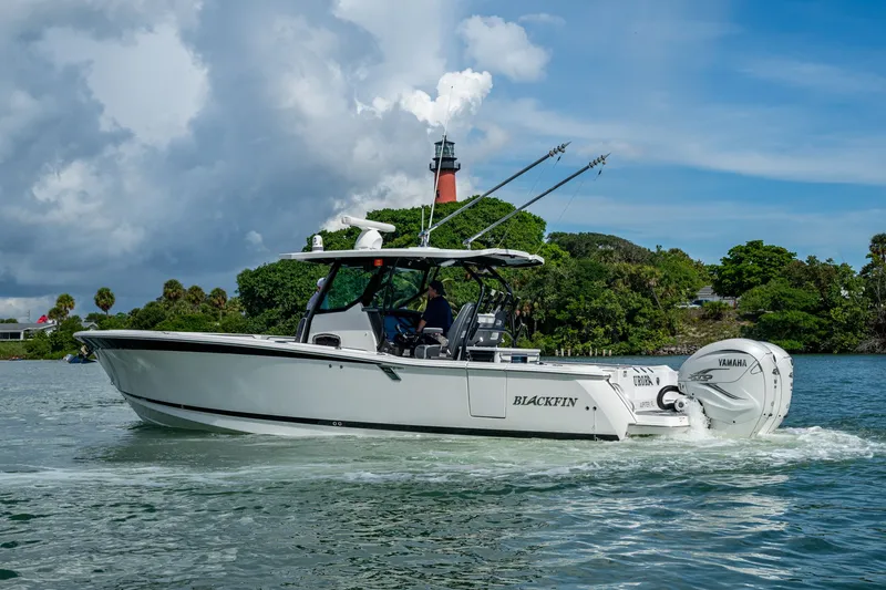 Slide: The Image of Blackfin 332 CC 2019 - 50