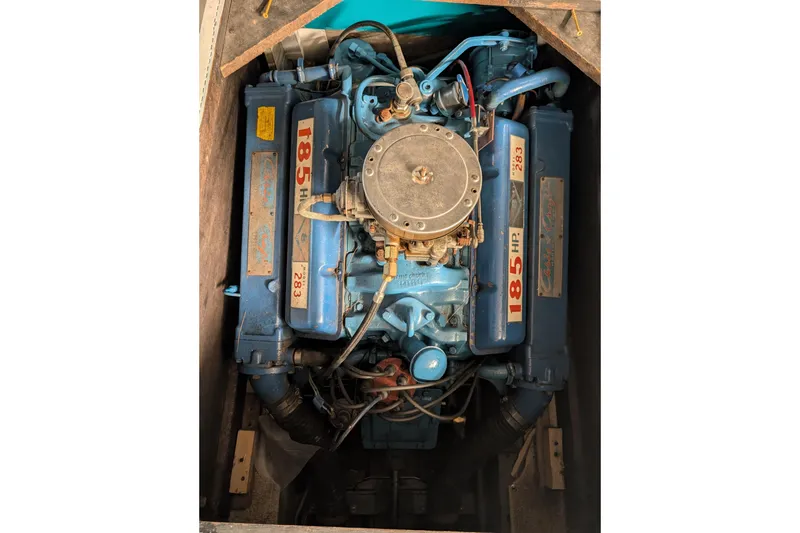 Slide: The Image of 1967 Chris-Craft 17 Sportsman engine, 185 HP, blue, detailed view. - 9