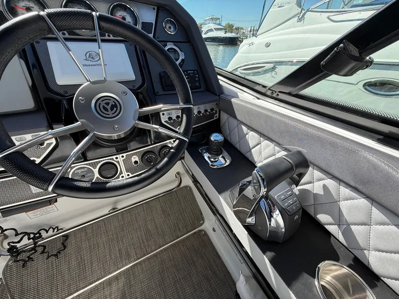 Slide: The Image of Cruisers Yachts 328 SPORT 2015 - 15