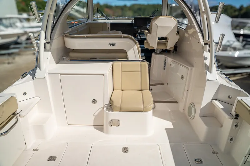 Slide: The Image of Pursuit OS 325 Offshore 2018 - 10