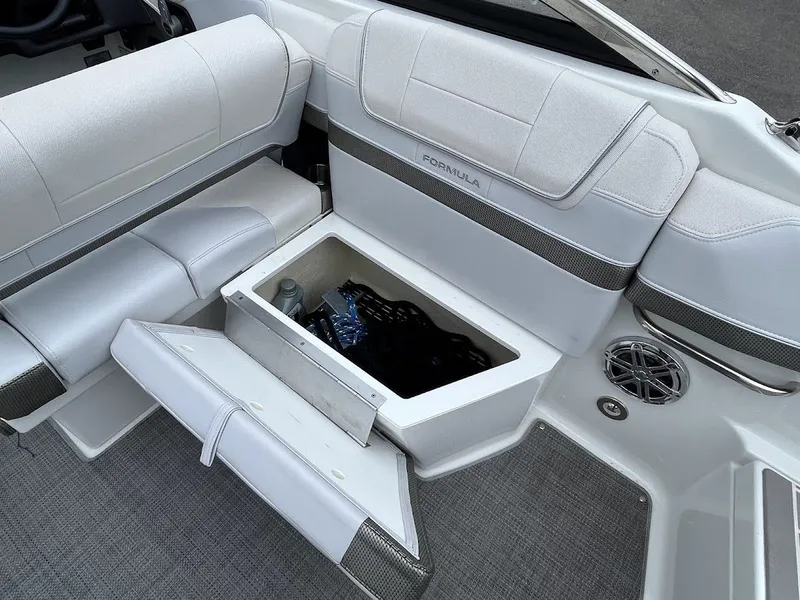 Slide: The Image of 2019 Formula 270 Bowrider 16 - 16