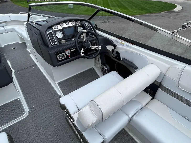 Slide: The Image of 2019 Formula 270 Bowrider 17 - 17