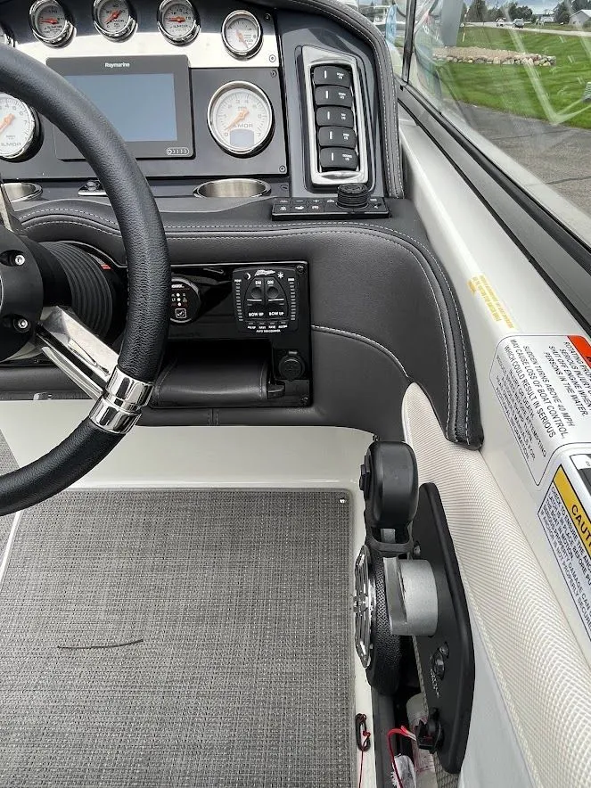 Slide: The Image of 2019 Formula 270 Bowrider 19 - 19