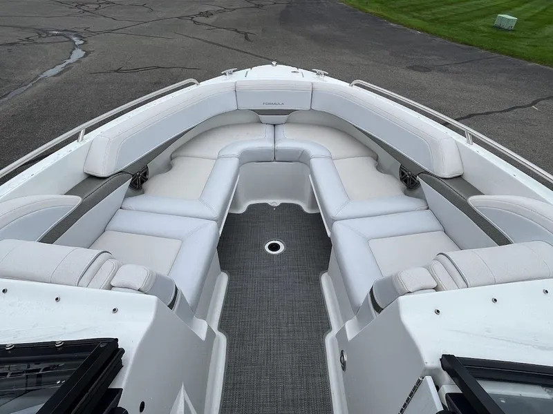 Slide: The Image of 2019 Formula 270 Bowrider 25 - 25