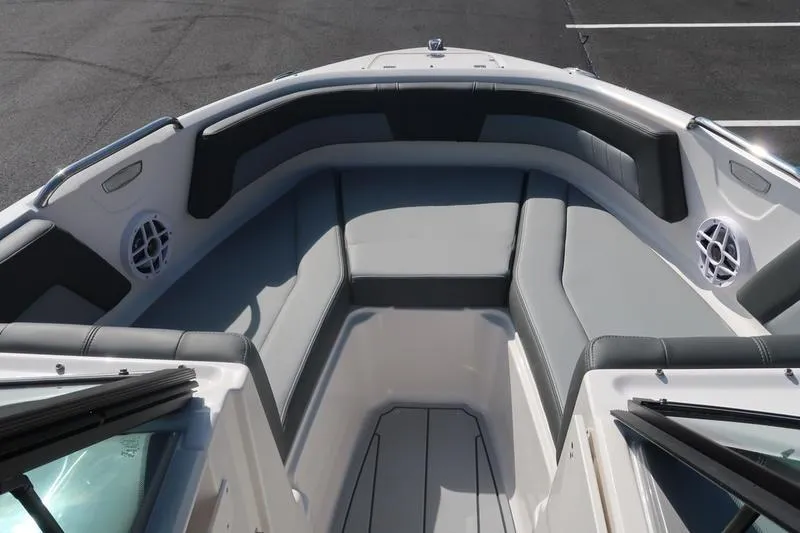 Slide: The Image of 2026 Chaparral 21 SSi boat capacity label: 12 persons or 1692 lbs. - 22