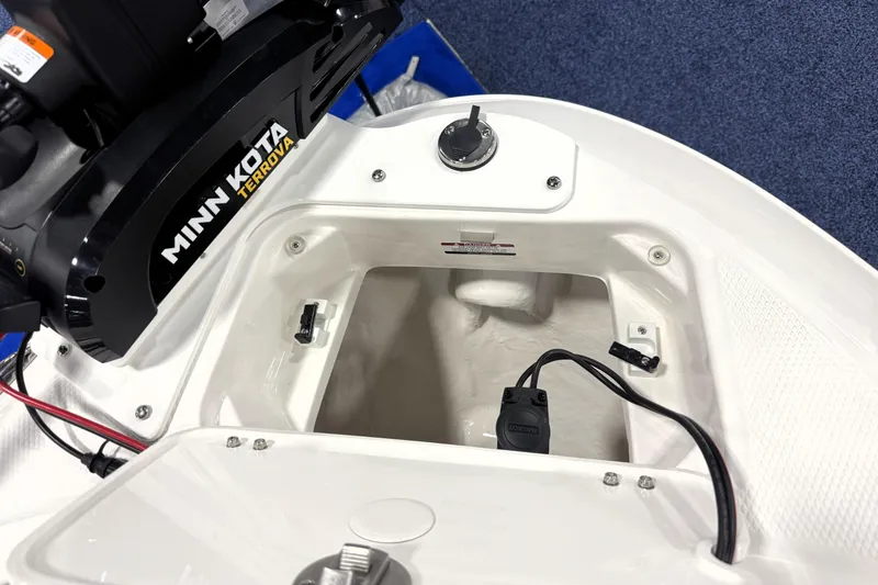 Slide: The Image of 2026 Chaparral 21 SSi Ski & Fish boat with Minn Kota Terrova motor detail. - 12