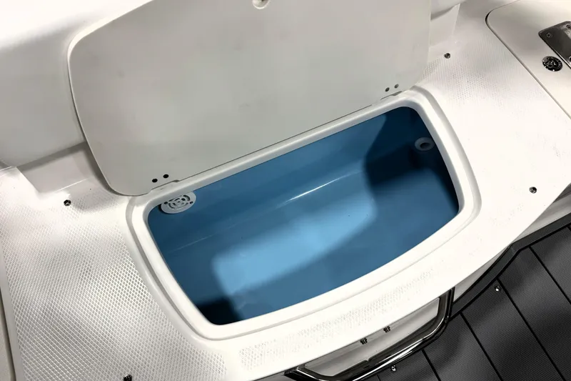 Slide: The Image of Livewell compartment in 2026 Chaparral 21 SSi Ski & Fish boat. - 25