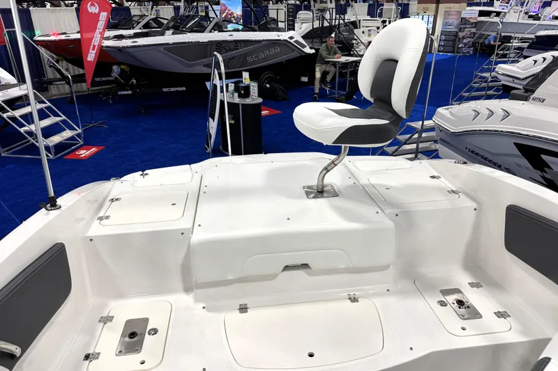 Slide: The Image of 2026 Chaparral 21 SSi Ski & Fish boat interior with swivel seat at a boat show. - 34