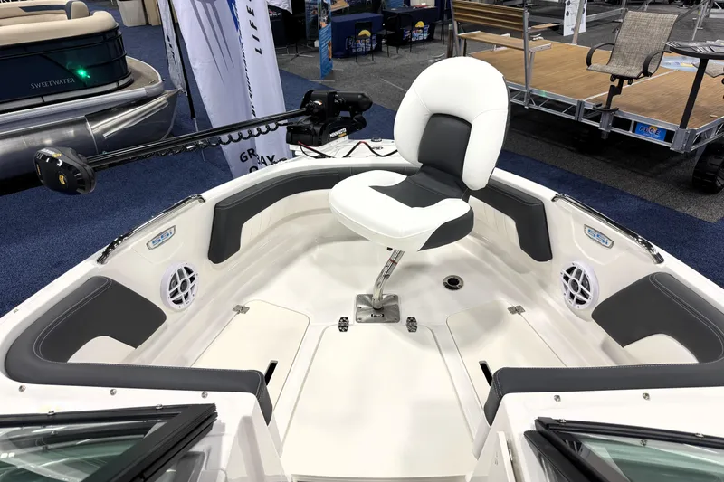 Slide: The Image of 2026 Chaparral 21 SSi Ski & Fish boat interior with swivel seat and trolling motor. - 36