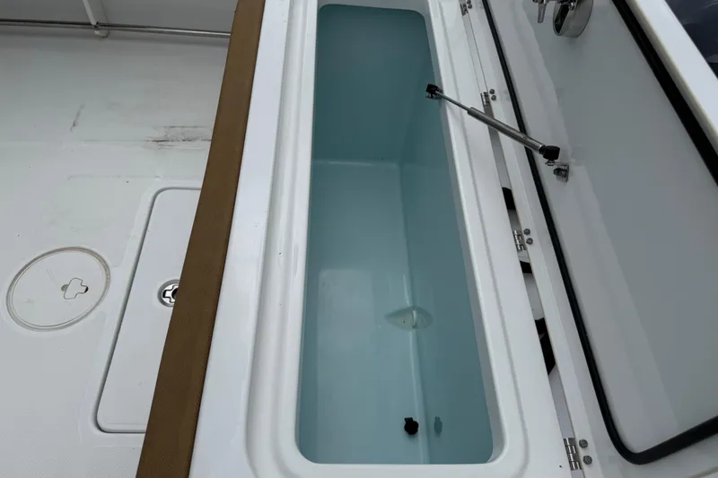 Slide: The Image of 2021 Sea Hunt Gamefish 27 Forward Seating livewell with open lid. - 38